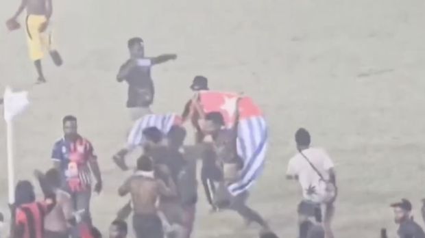 Penampakan suporter membawa bendera Bintang Kejora saat Persipura Vs Adhyaksa FC berakhir ricuh. Dokumen Istimewa Penampakan suporter membawa bendera Bintang Kejora saat Persipura Vs Adhyaksa FC berakhir ricuh. Dokumen Istimewa