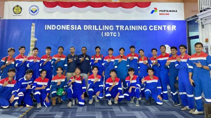 Chandra Setiawan dan Wahyu Kurniawan bersama rekan-rekannya saat melaksanakan pendidikan Vokasi PHR di Indonesia Drilling Training Center (IDTC), Indramayu, Jawa Barat, beberapa waktu lalu.