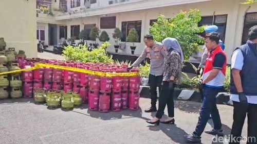Kapolres AKBP I Made Santika menunjukkan ribuan tabung gas LPG barang bukti pengoplosan di Karangasem, Jumat (8/5/2026). (foto: I Wayan Selamat Juniasa)