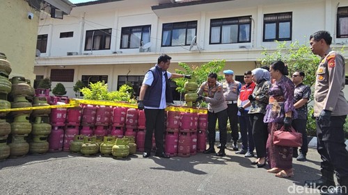 Pengungkapan kasus pengoplosan gas LPG di Polres Karangasem, Jumat (8/5/2026). (foto: I Wayan Selamat Juniasa)