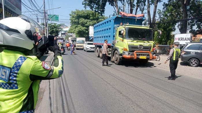 Penindakan lalin dengan sistem ETLE handheld di Sidoarjo