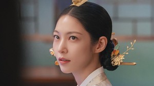 Salah satu orang yang ngamuk luar biasa adalah Ibu Suri Yoon Irang (Gong Seung Yeon). (Foto: dok. MBC)