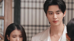 Di episode sebelumnya, surat kontrak pernikahan yang dibuat Hui Ju (IU) dan Ian (Byeon Woo Seok) bocor ke publik. Ini bikin semua orang heboh. (Foto: dok. MBC)