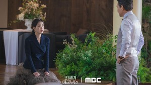 Momen Hui Ju berlutut di depan ayahnya setelah kebocoran surat nikah kontrak. Episode terbaru Perfect Crown tayang malam ini, bisa kamu saksikan di Disney+. (Foto: dok. MBC)