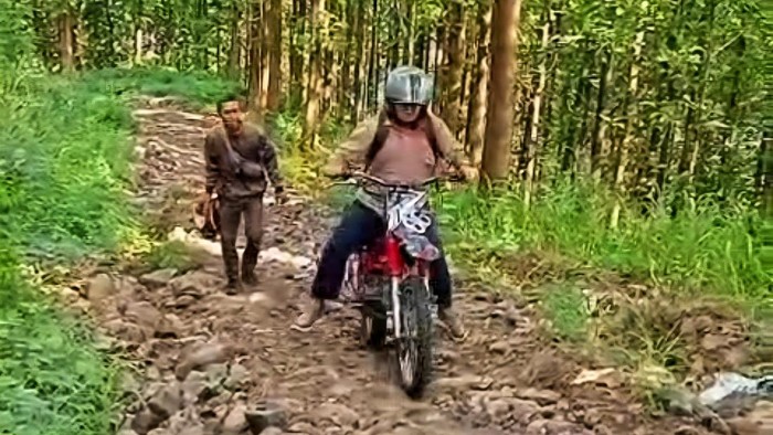Perjuangan guru di Sukabumi tembus jalur ekstrem demi mengajar