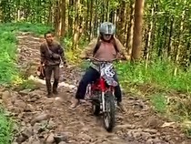 Perjuangan Guru di Pelosok Sukabumi Tembus Jalur Ekstrem untuk Mengajar