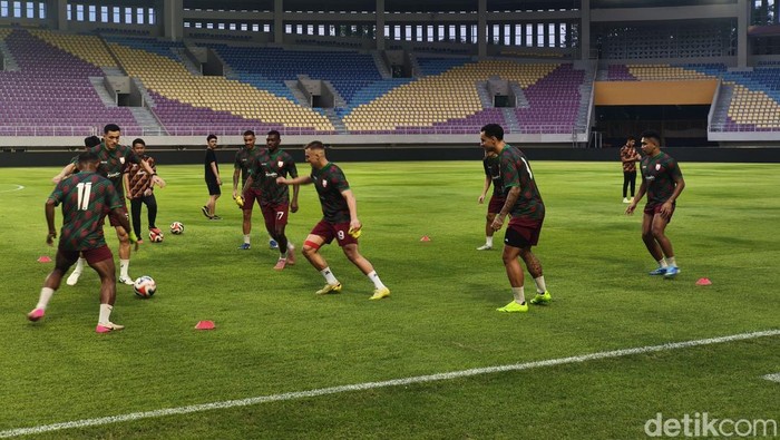Sesi latihan skuad Persis Solo, di Stadion Manahan, Kota Solo, Jumat (8/5/2026).