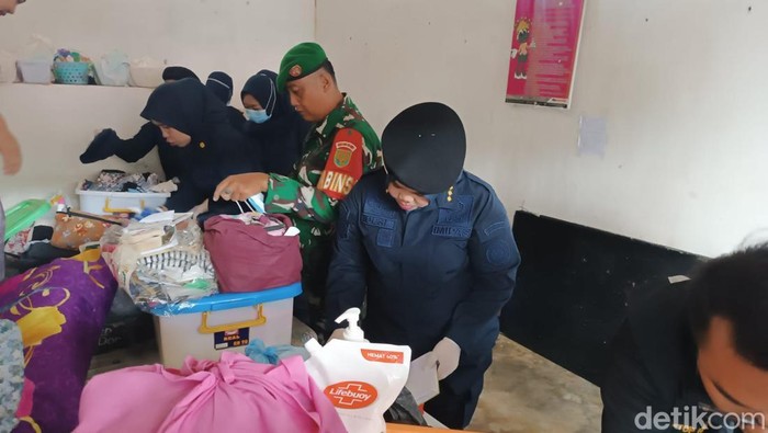 Petugas Lapas Perempuan Kelas IIA Palembang dan TNI melakukan pemeriksaan di kamar WB