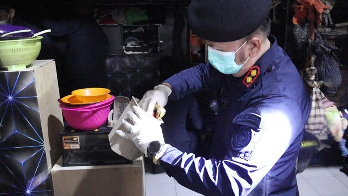 Petugas saat melakukan razia mendadak di Lapas Sukabumi