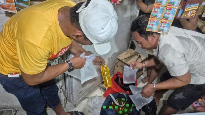 Petugas saat menyita miras oplosan dari warung angkringan di kawasan Parangkusumo, Kretek, Bantul, Jumat (8/5/2026).