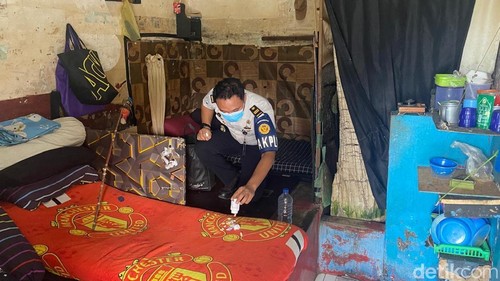Petugas yang melakukan penggeledahan di hunian narapidana di Lapas Kelas IIB Karangasem, Jumat (8/5/2026) (foto: I Wayan Selamat Juniasa)