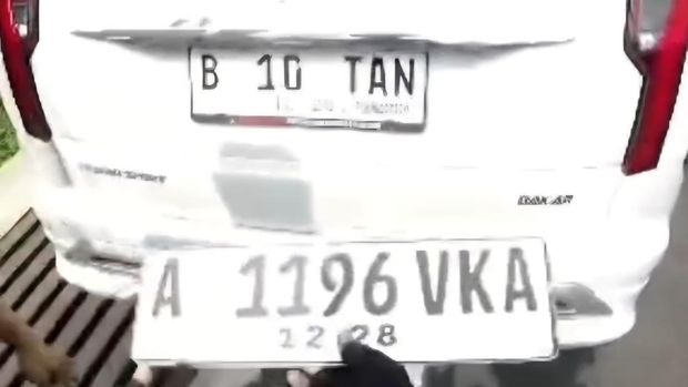 Polantas di Puncak, Bogor menolak suap dari pemobil yang menggunakan nopol palsu. Polisi tetap memberikan sanksi tilang. (dok Istimewa)