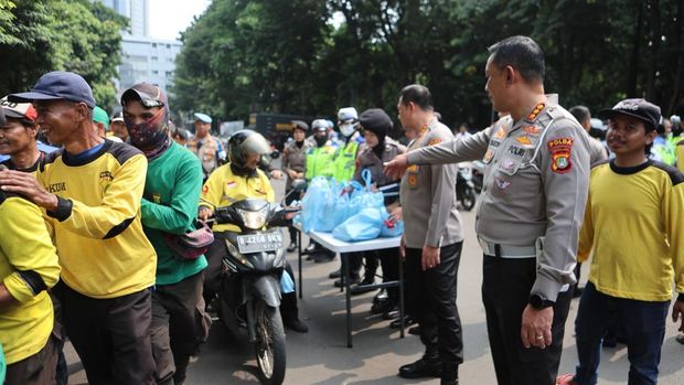 Polda Metro Jaya membagikan 350 paket sembako kepada pengemudi ojek online (ojol) sebagai wujud kehadiran Polri yang humanis serta kepedulian kepada masyarakat. (dok Istimewa)