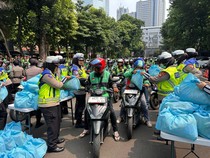 Jumat Peduli, Polda Metro Jaya Bagikan 350 Paket Sembako ke Ojol