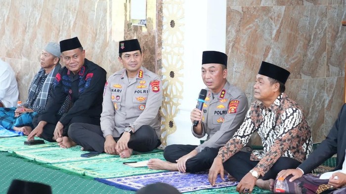 Polda Sumatera Selatan menggelar program Jumat Curhat di Masjid Ar-Rahman, Jalan Rimbo Mulyo, Kelurahan Talang Betutu, Kecamatan Sukarami, Kota Palembang (dok istimewa)
