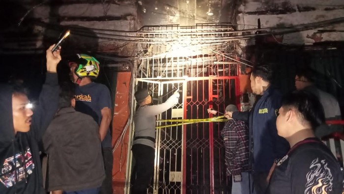 Polisi melakukan olah TKP kebakaran di Pasar 16 Ilir Palembang