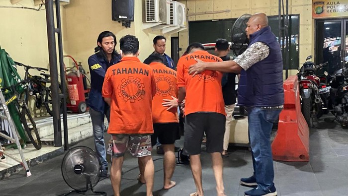 Polisi menangkap tiga penadah handphone curian di Bekasi Timur. (Taufiq S/detikcom)