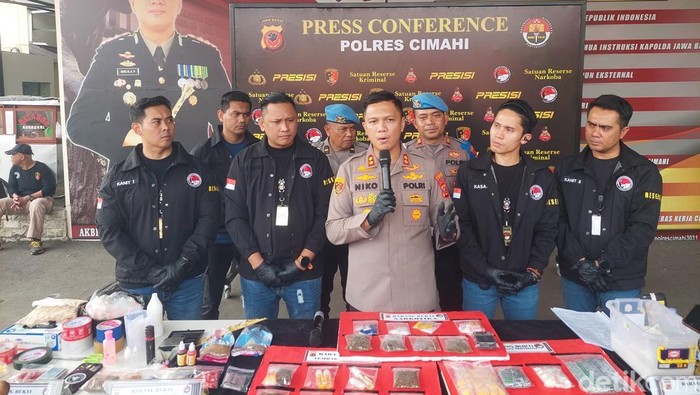 Polisi menunjukkan barang bukti pengungkapan peredaran narkoba di Cimahi