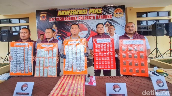 Polisi menunjukkan barang bukti peredaran narkotika di Bandung