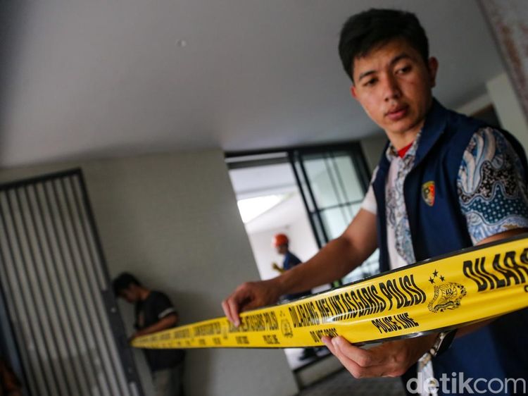 Polisi Olah TKP Kebakaran Rumah Anggota BPK Haerul Saleh