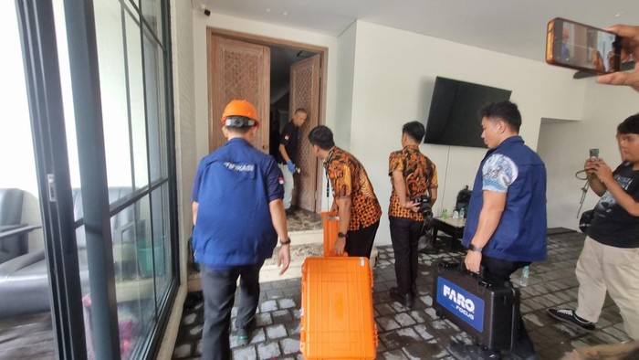 Polisi olah TKP kebakaran yang sebabkan anggota BPK RI Haerul Saleh meninggal dunia (Taufiq/detikcom)