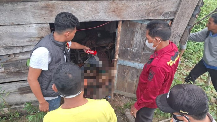 Polisi olah TKP penemuan jasad lansia di dalam gubuk Muara Enim