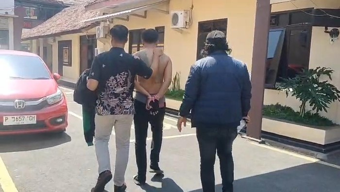 Polisi saat mengamankan pelaku ke Polres Pasuruan Kota