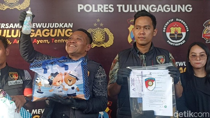 Polisi saat menunjukkan barang bukti