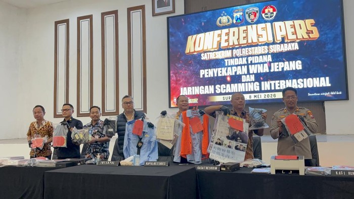 Polrestabes Surabaya menggelar jumpa pers kasus penggerebekan scamming