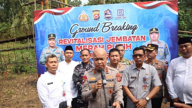 Polri revitalisasi jembatan penghubung dua kampung di Anyer