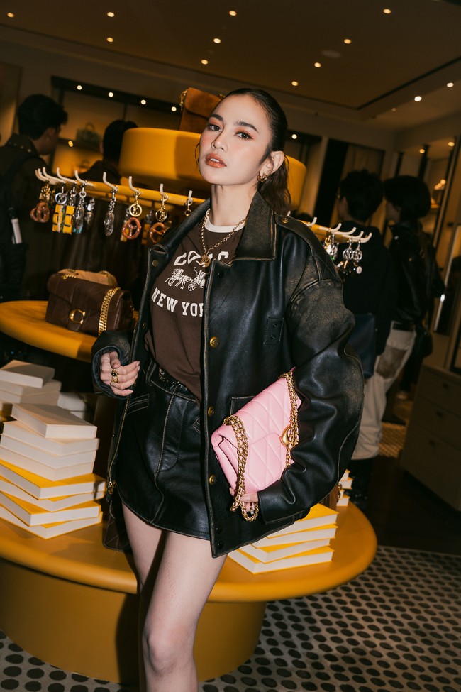 Sebagai sentuhan akhir, istri Rizky Febian ini menyumparnakan gayanya dengan Bubblegum pink Tabby Bag. Warnanya yang kontras sekaligus mengakomodasi sisi feminin Mahalini. (Foto: Dok. Coach Indonesia)