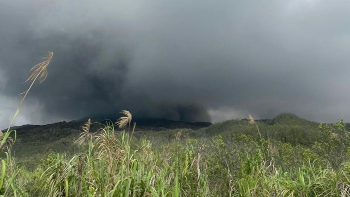 Proses pencarian pendaki di Gunung Dukono yang mengalami erupsi (dok. BNPB)