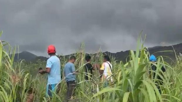 Proses pencarian pendaki di Gunung Dukono yang mengalami erupsi (dok. BNPB)