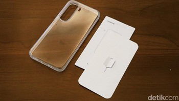 Tidak ketinggalan ada silicon case yang transparan, kerta petunjuk dan SIM Card ejector. Foto: Adi FR/detikINET