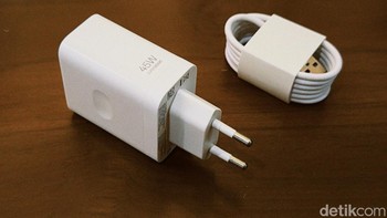 Dalam paket pembeliannya diberikan adaptor fast charging 45W dan kabel data. Foto: Adi FR/detikINET