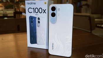 Berikut harganya: Realme C100x 6GB/128GB: Rp 3,399 juta dengan harga flash sale Rp 3,199 juta. Lalu Realme C100x 6GB/256GB: Rp 3,799 juta dengan harga flash sale Rp 3,599 juta Foto: Adi FR/detikINET