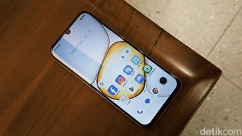 Realme C100x mengusung layar 6,8 inch dengan refresh rate 120Hz. Foto: Adi FR/detikINET