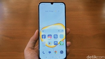 HP ini sudah mengantongi IP64, artinya tahan debu dan percikan air. Diberikan mode sentuhan hujan, sehingga tetap bisa mengakses layar meski dalam kondisi basah atau menggunakan sarung tangan. Foto: Adi FR/detikINET