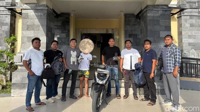 Renaldi diamankan di Polsek Ubud setelah tertangkap gegara membobol vila di Ubud yang ditempati empat WN Perancis, Jumat (7/5/2026).