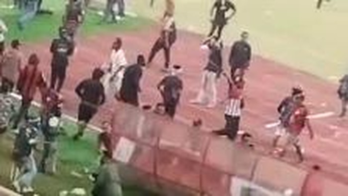 Ricuh suporter usai laga Persipura Vs Adhyaksa di Stadion Lukas Enembe.