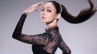 Rina Nose tampak puas akan oplas hidung dan bagian mata. Sudah melihat diri sendiri lagi setelah bulan ketiga ini. Aku cuma hidung dan pengencangan bawah mata. Jadi kalau ada yang bilang matanya beda ya karena itu, tuturnya. (Foto: dok Instagram riomotret)
