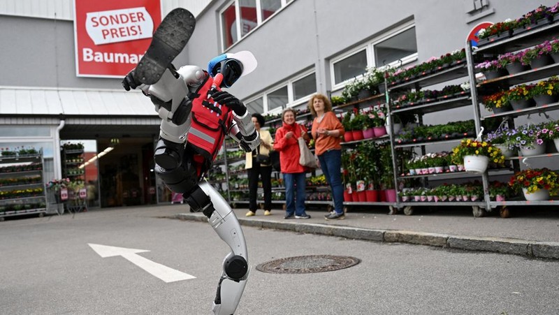 “Schotti,” a humanoid robot that speaks an Austrian dialect, walks through the „Sonderpreis Baumarkt“ a do-it-yourself hardware store in Pocking, Germany May 7, 2026. REUTERS/ Angelika Warmuth