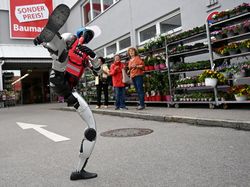 Robot Humanoid Schotti Sambut Pelanggan di Toko Retail Jerman