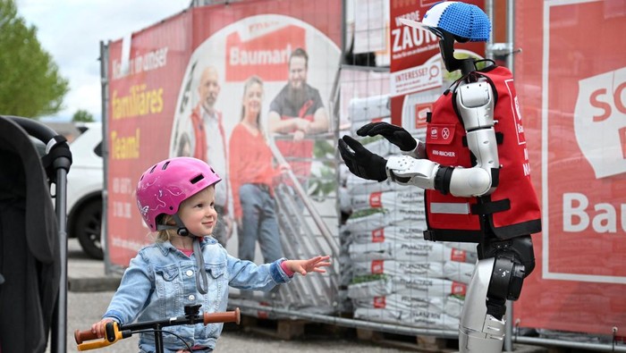 Robot Humanoid 'Schotti' Sambut Pelanggan di Toko Retail Jerman