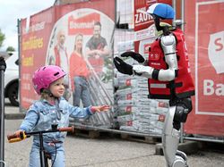 Robot Humanoid Schotti Sambut Pelanggan di Toko Retail Jerman