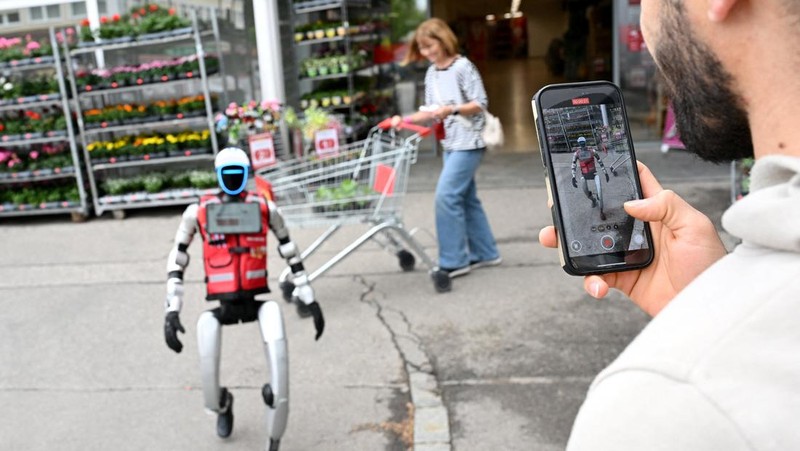“Schotti,” a humanoid robot that speaks an Austrian dialect, walks through the „Sonderpreis Baumarkt“ a do-it-yourself hardware store in Pocking, Germany May 7, 2026. REUTERS/ Angelika Warmuth