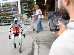 Robot Humanoid Schotti Sambut Pelanggan di Toko Retail Jerman