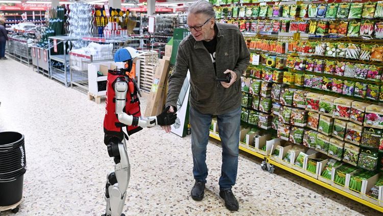 Robot Humanoid Schotti Sambut Pelanggan di Toko Retail Jerman