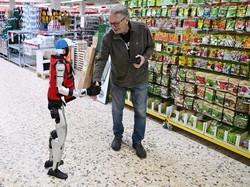 Robot Humanoid Schotti Sambut Pelanggan di Toko Retail Jerman