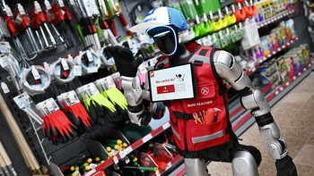 Robot humanoid Schotti terlihat di antara rak perlengkapan rumah tangga dan perkakas. Berbeda dengan robot industri, Schotti dirancang untuk beroperasi di ruang publik dan lingkungan belanja sehari-hari. REUTERS/ Angelika Warmuth  